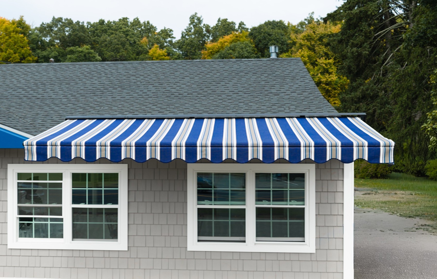 Legend — lateral-arm retractable awning